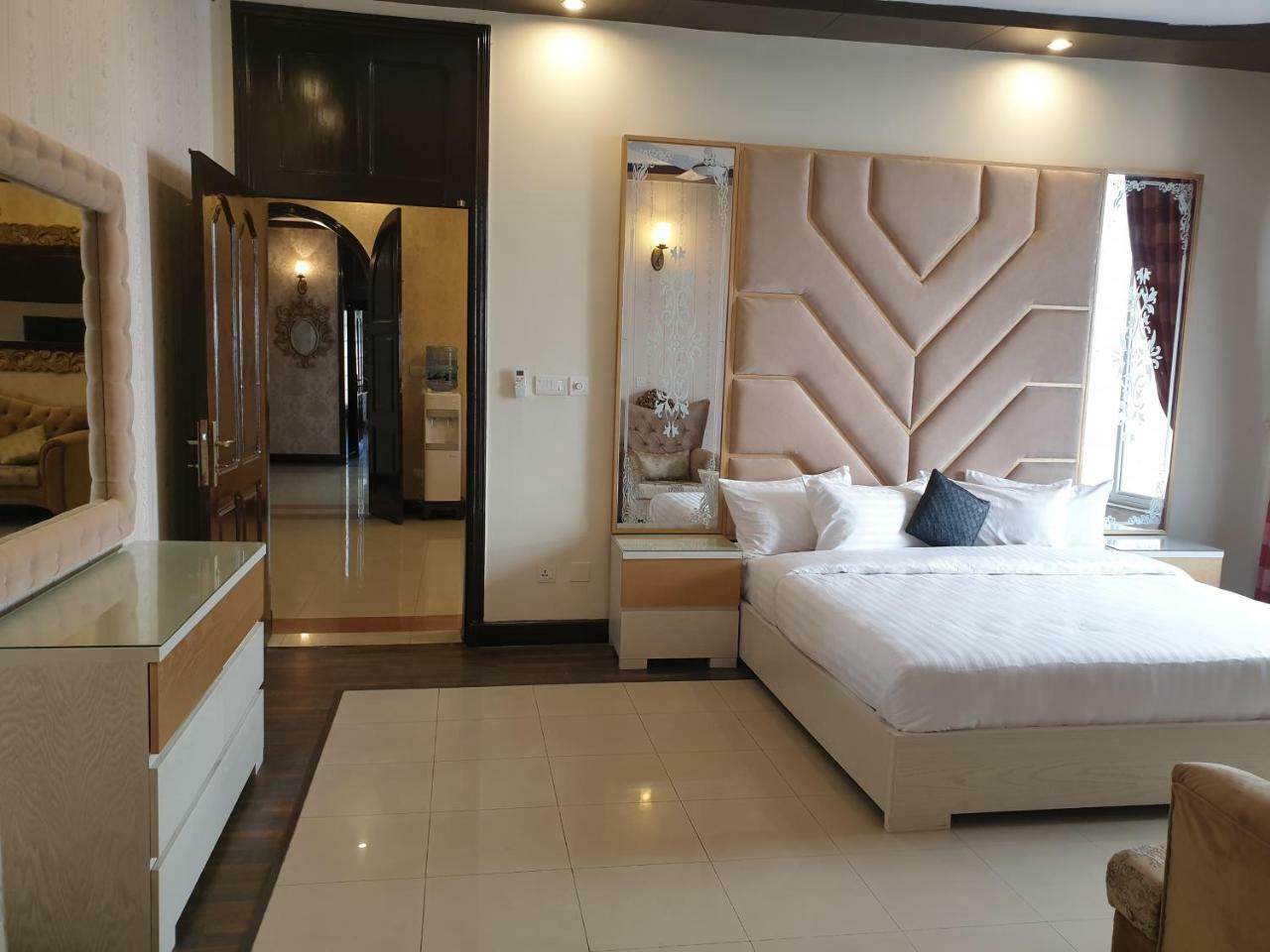 Royal Villa F-10/2 Islamabad Bagian luar foto