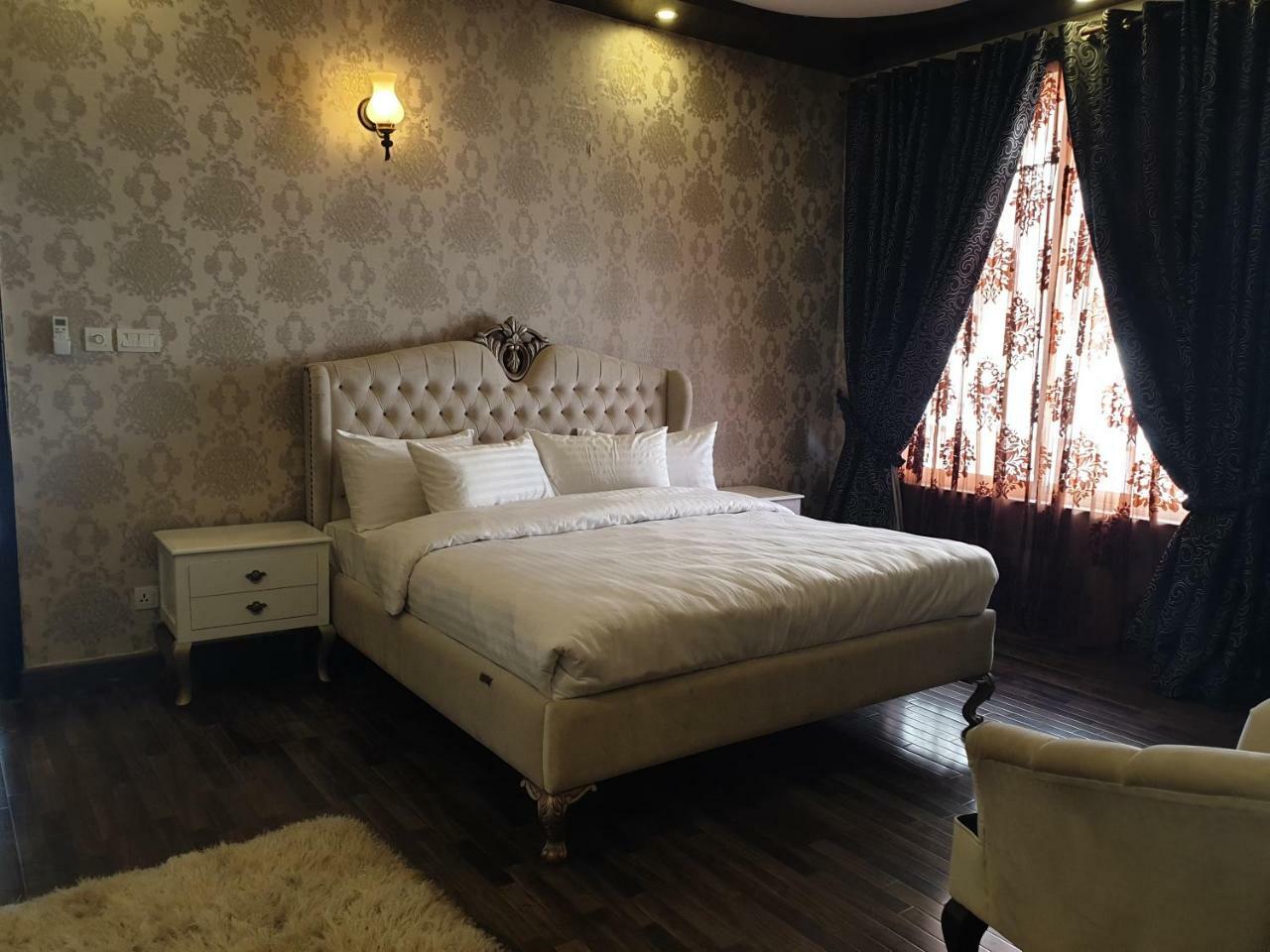 Royal Villa F-10/2 Islamabad Bagian luar foto